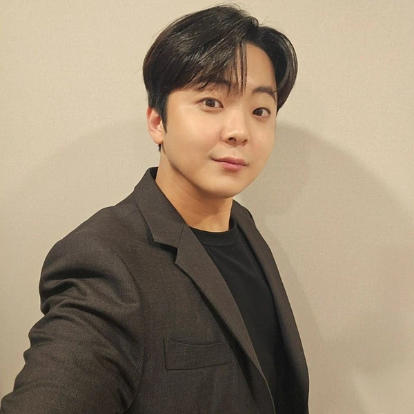 Popular photo full of fans’ love for Park Minsu