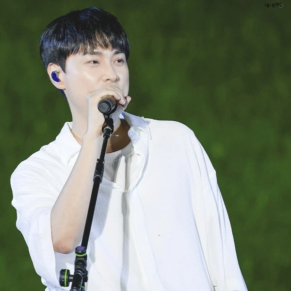 Popular photo full of fans’ love for Min Kyunghoon