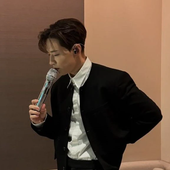 Popular photo full of fans’ love for Henry