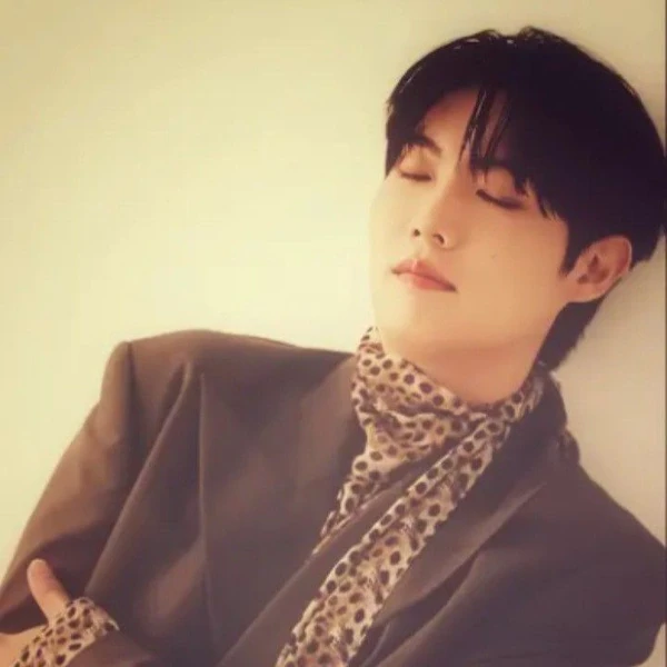 Popular photo full of fans’ love for Son Taejin