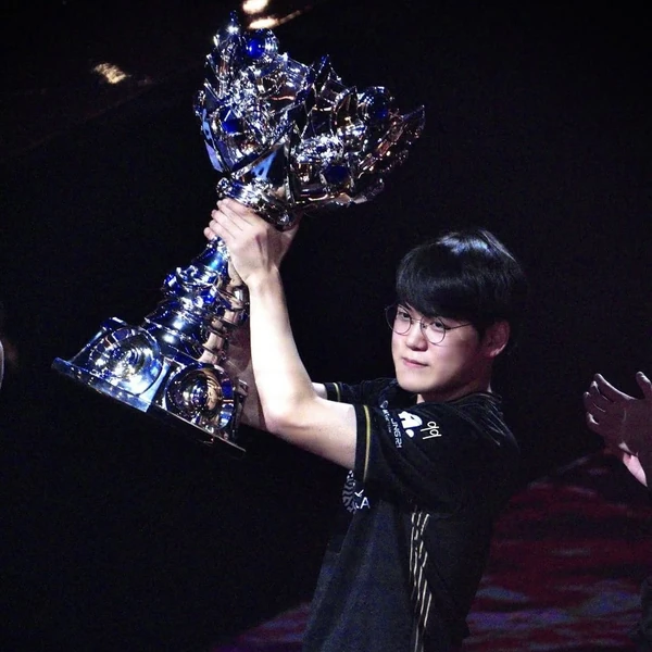 Foto profil terbaik Gumayusi hari ini di Choeaedol Celeb