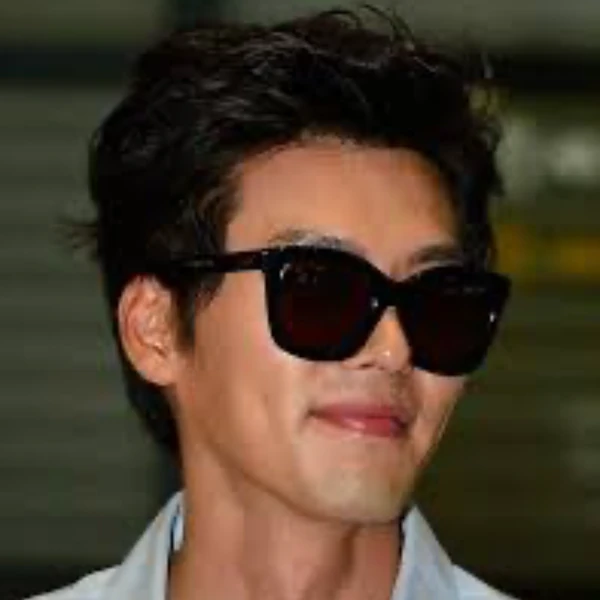 Popular photo full of fans’ love for Hyun Bin