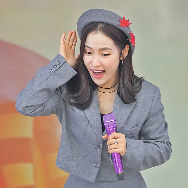 Popular photo full of fans’ love for Hong Ja