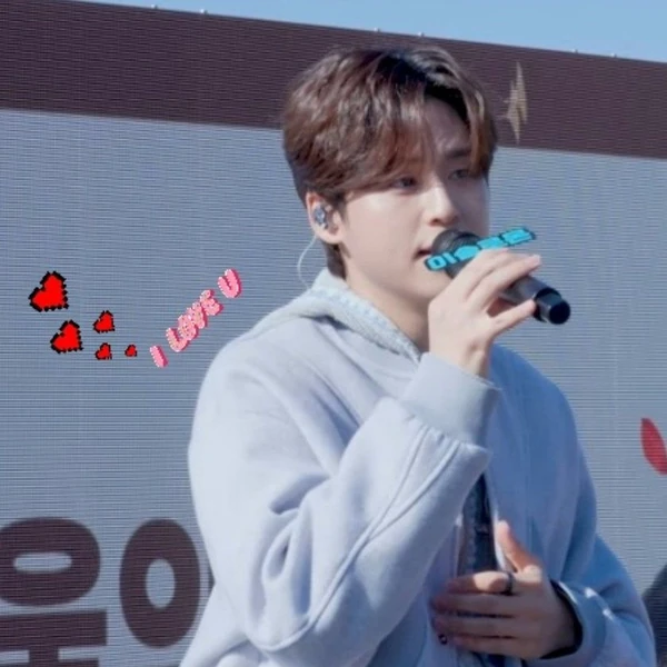 The most loved look of Lee Solomon today