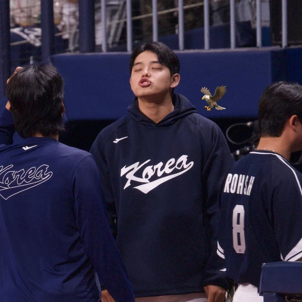 Popular photo full of fans’ love for Moon Dongju