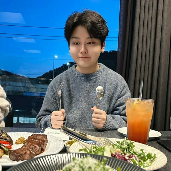 Popular photo full of fans’ love for Park Sungon