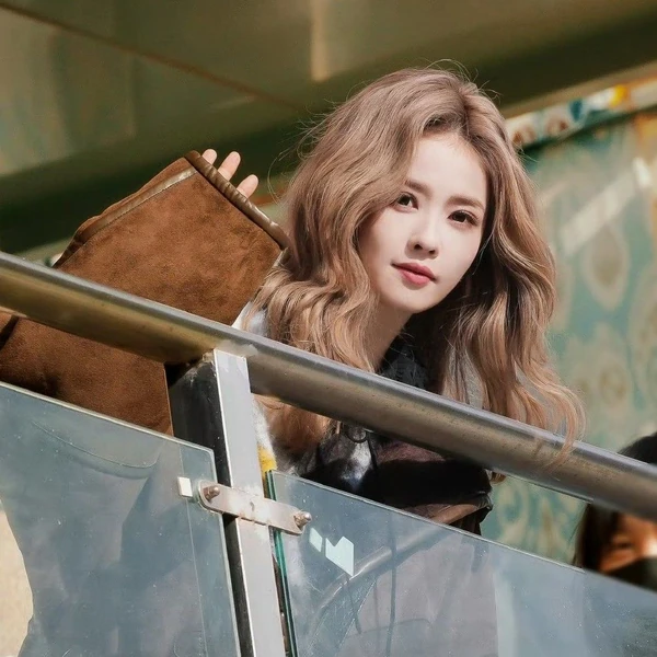 Popular photo full of fans’ love for Bai Lu