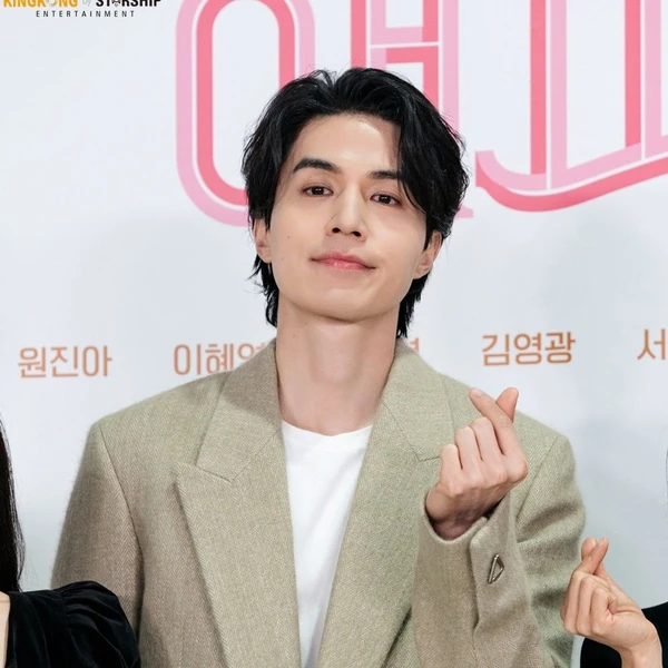 Popular photo full of fans’ love for Lee Dongwook