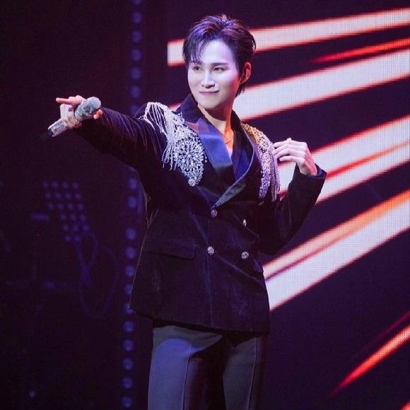 充满粉丝爱意的金熙栽人气照片