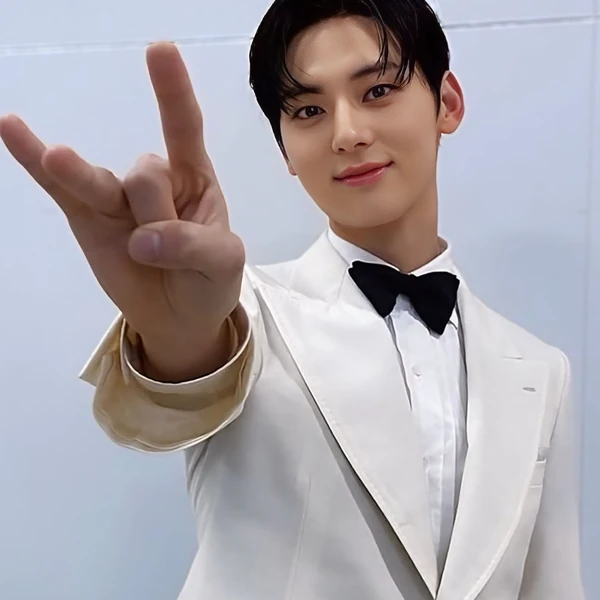 The most loved look of Hwang Minhyun today