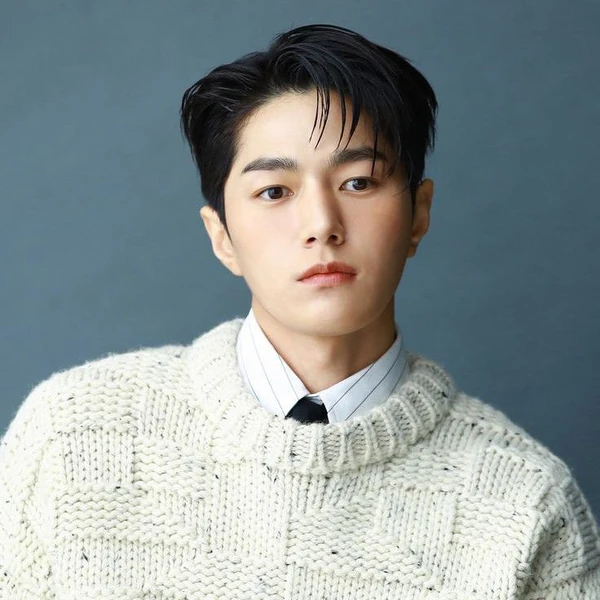 The most loved look of Kim Myungsoo (L) today