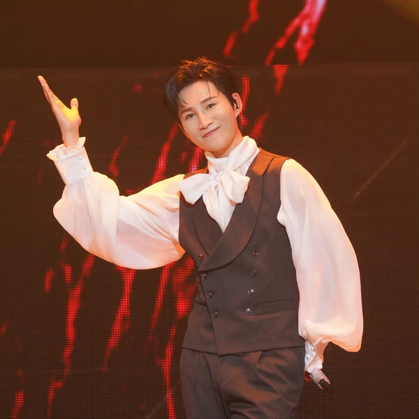 充满粉丝爱意的金熙栽人气照片