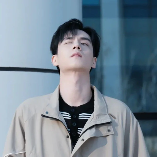 Popular photo full of fans’ love for Hu Yitian