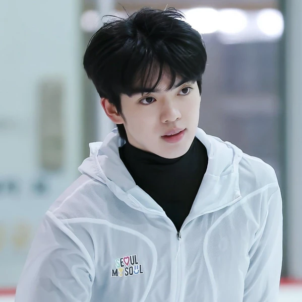 粉丝团打造的Cha Junhwan第一名横幅帖子