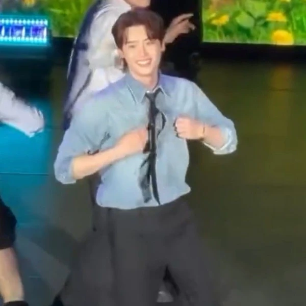 Popular photo full of fans’ love for Lee Jongsuk