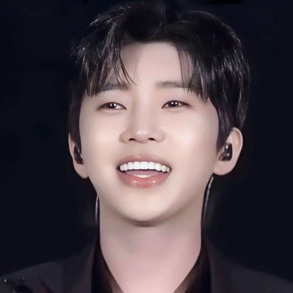 Popular photo full of fans’ love for Lim Youngwoong