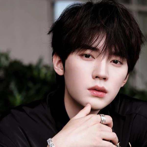 Popular photo full of fans’ love for Zhou Yiran