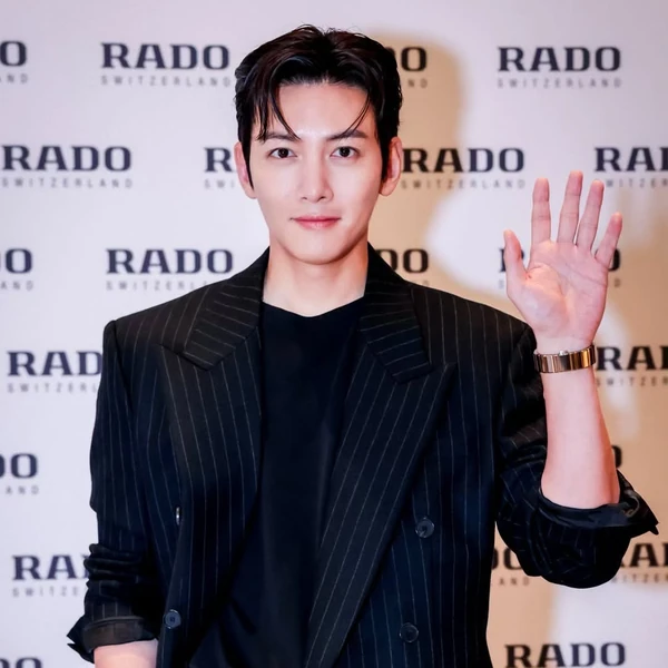 Popular photo full of fans’ love for Ji Changwook