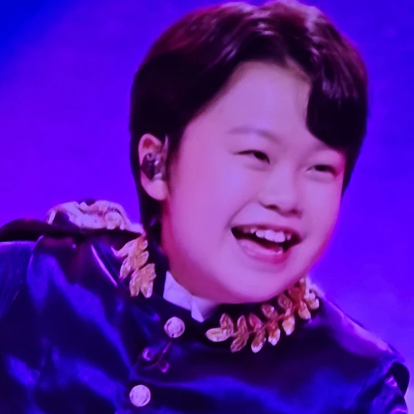 The most loved look of Hwang Minho today