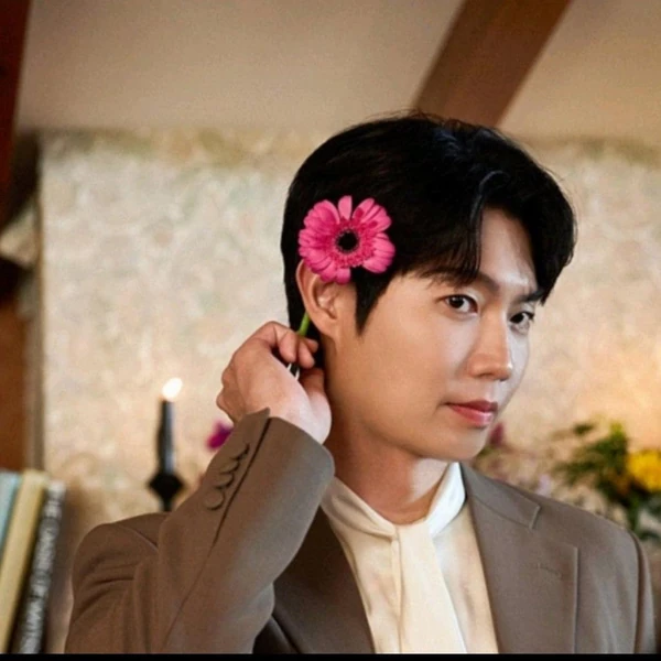 Popular photo full of fans’ love for Son Taejin