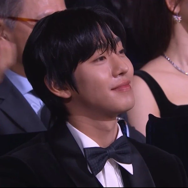 Foto populer Ahn Hyoseop yang penuh cinta dari penggemar