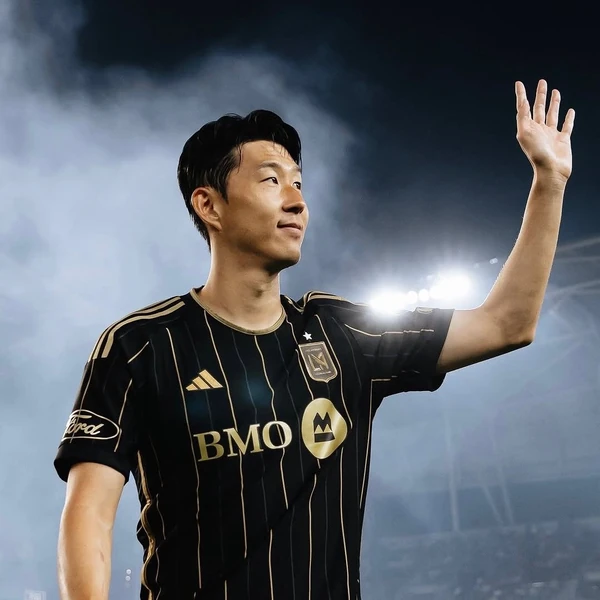 今天在Choeaedol Celeb中最闪耀的Son Heungmin代表照片