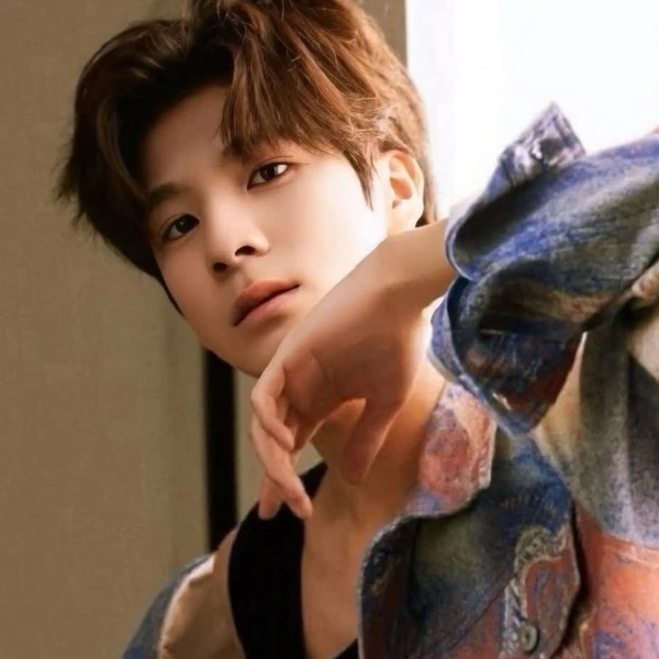 Foto populer Jeong Dongwon yang penuh cinta dari penggemar