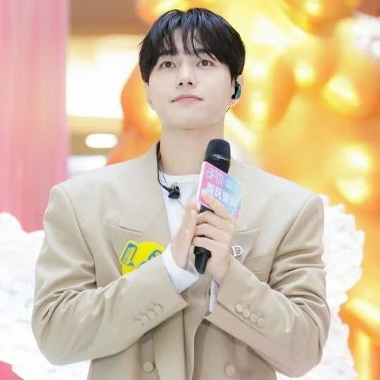 The most loved look of Kim Myungsoo (L) today