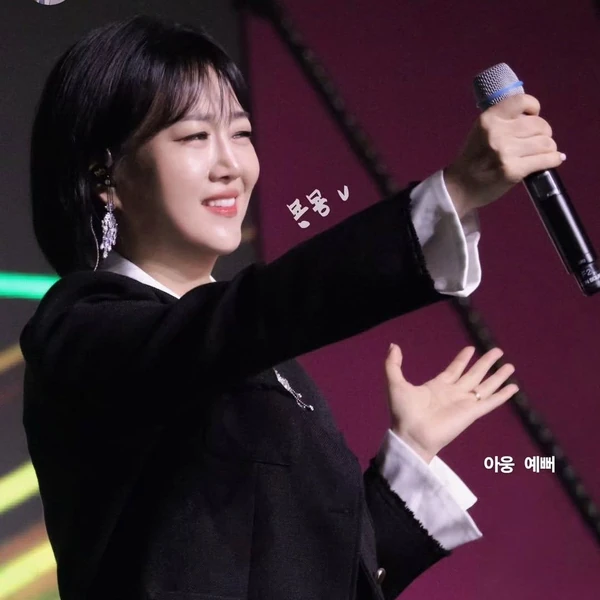 Popular photo full of fans’ love for Jang Yoonjeong