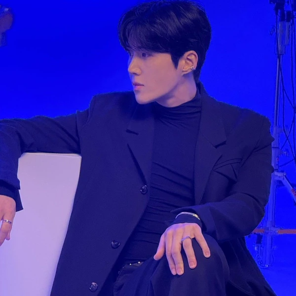 Foto populer Kim Seonho yang penuh cinta dari penggemar