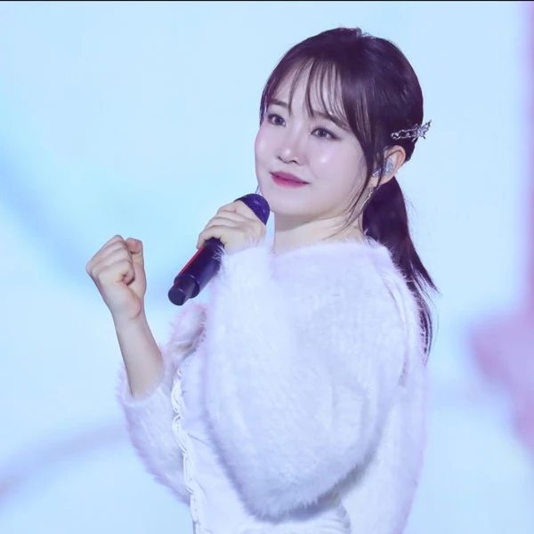 The most loved look of Younha today