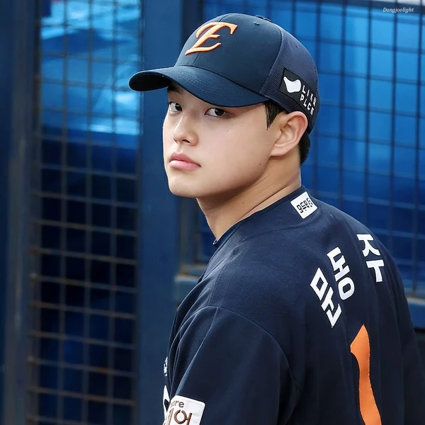 Popular photo full of fans’ love for Moon Dongju