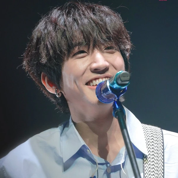 充滿粉絲愛的李承允人氣照片