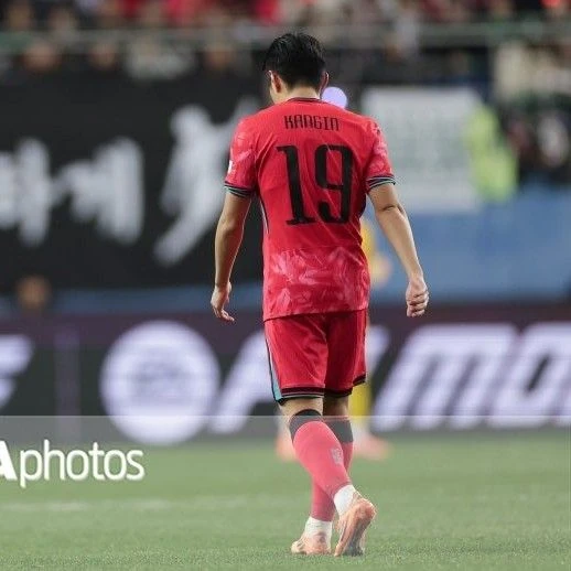 Foto utama yang menunjukkan pesona Lee KangIn