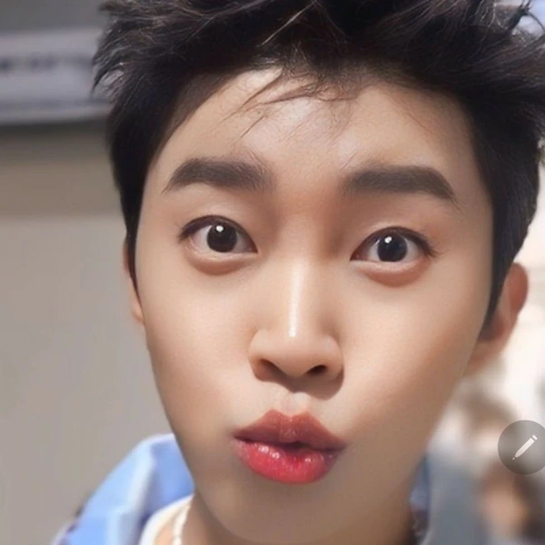 Popular photo full of fans’ love for Lim Youngwoong