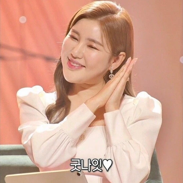 Popular photo full of fans’ love for Song Gain