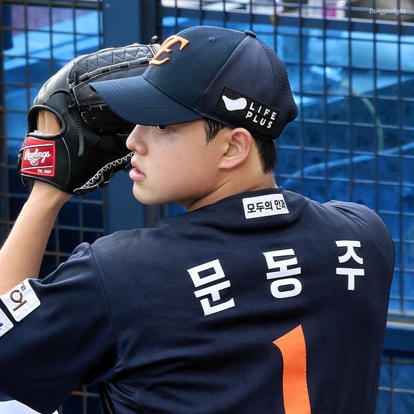 Popular photo full of fans’ love for Moon Dongju