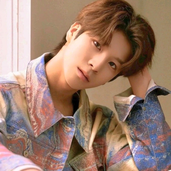 Foto populer Jeong Dongwon yang penuh cinta dari penggemar