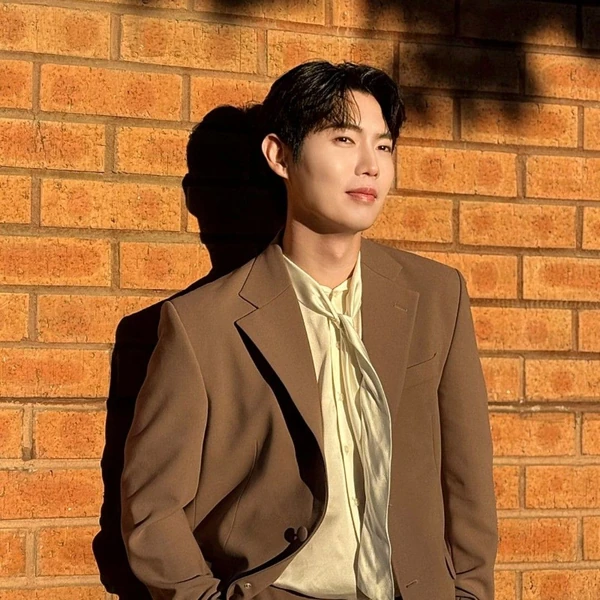 Popular photo full of fans’ love for Son Taejin