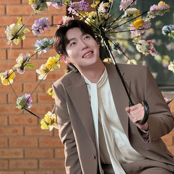 Popular photo full of fans’ love for Son Taejin