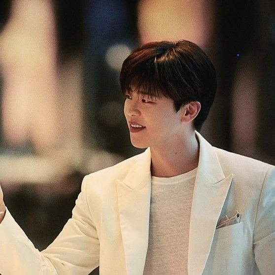 The most loved look of Park Jihyeon today