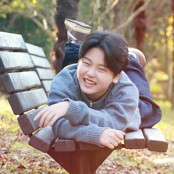 The most loved look of Park Sungon today