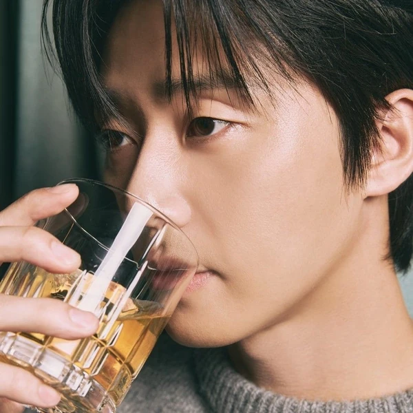 The most loved look of Park Seojoon today