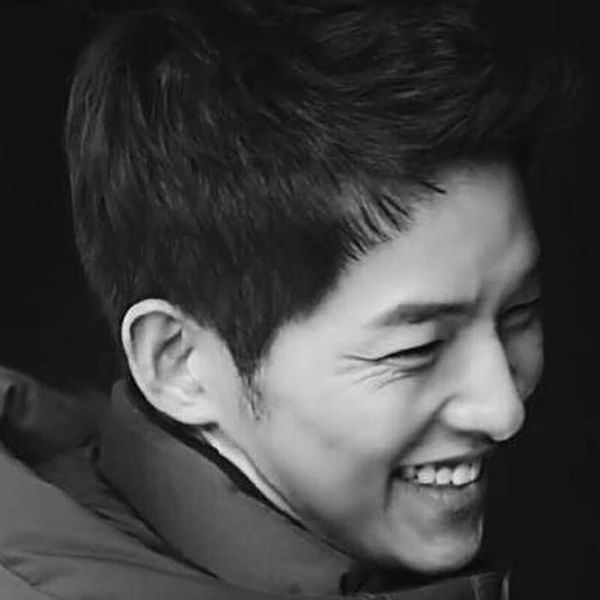 Popular photo full of fans’ love for Song Joongki