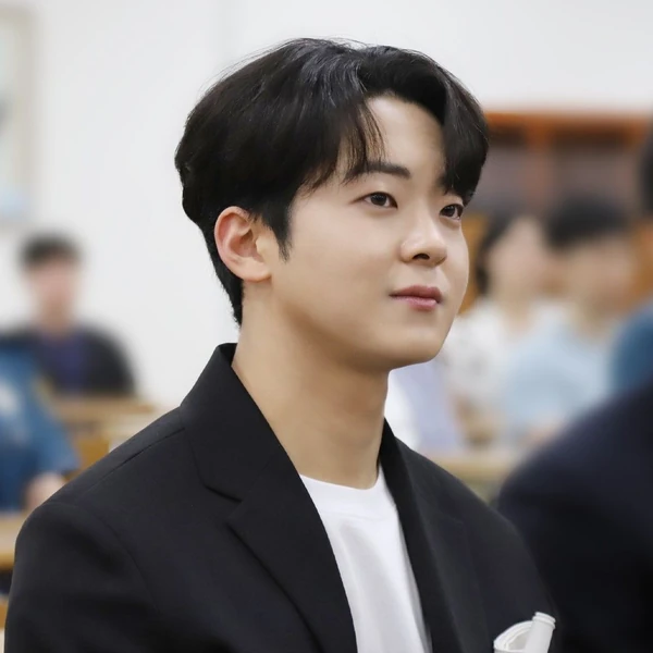 The most loved look of Park Minsu today