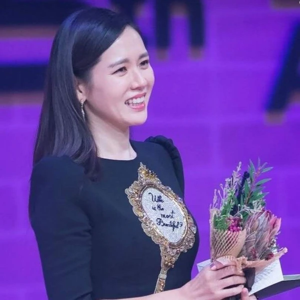 Foto populer Son Yejin yang penuh cinta dari penggemar