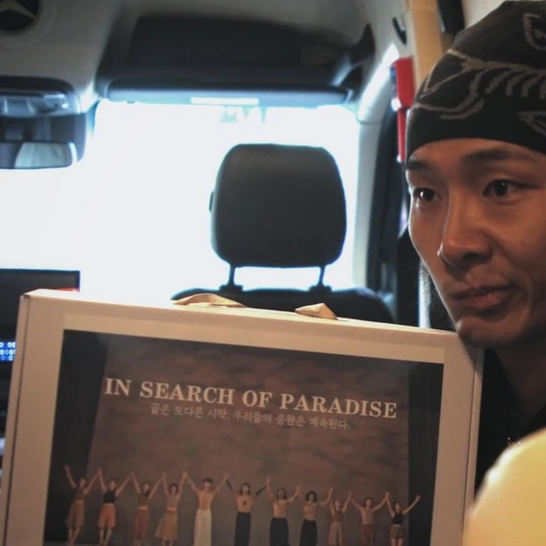 Popular photo full of fans’ love for Ki Moogan