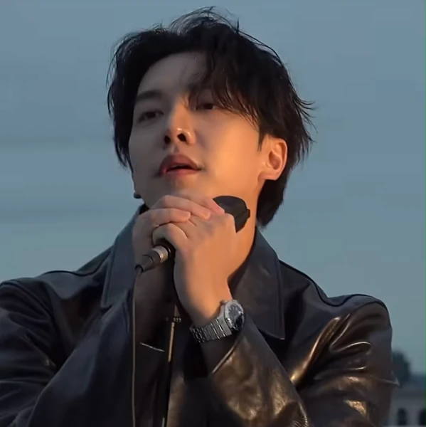 Popular photo full of fans’ love for Lee Seunggi