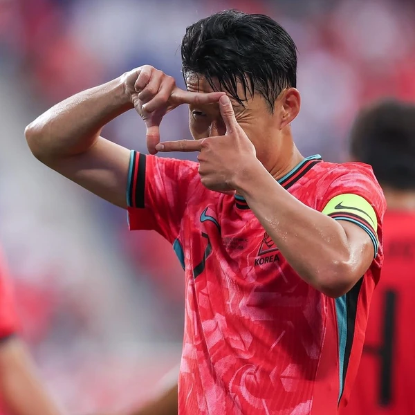 粉丝团打造的Son Heungmin第一名横幅帖子