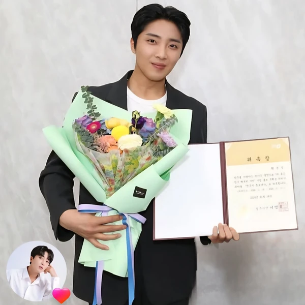 Popular photo full of fans’ love for Hwang Yunsung